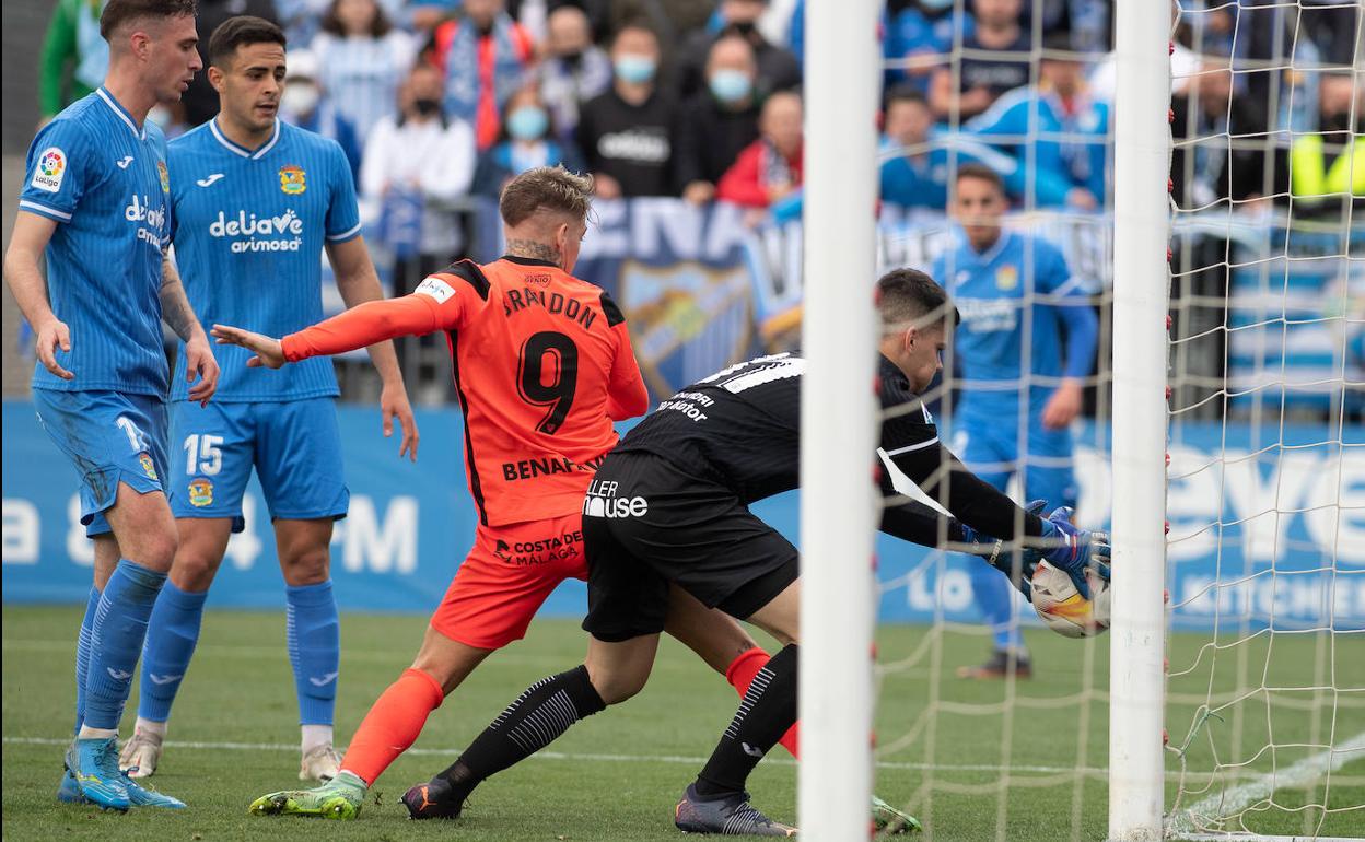 Brandon presiona a Belman en una acción del partido de Fuenlabrada. 