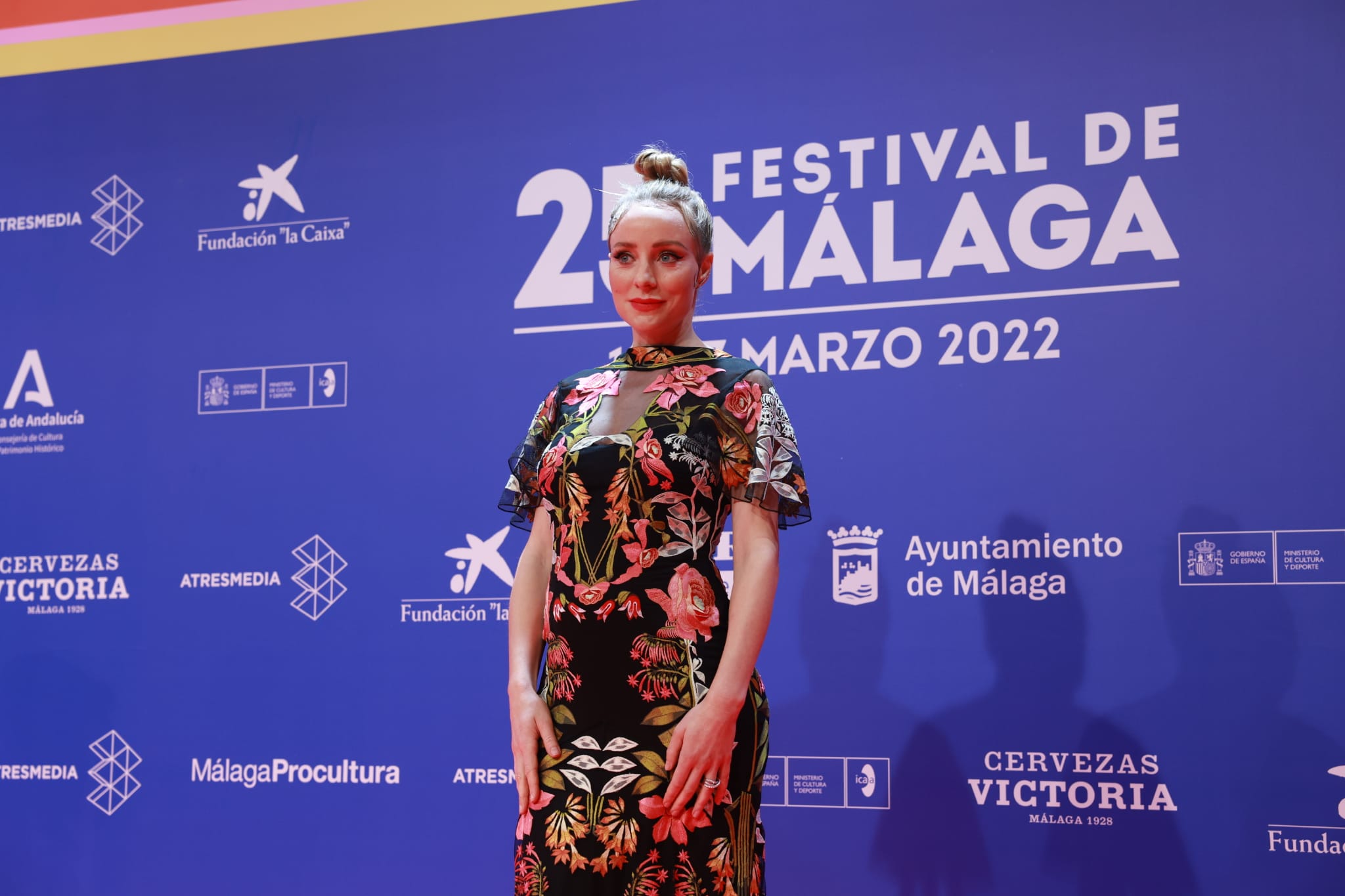 Ángela Cremonte también nos dejó fríos con este vestido floral de Temperley London. Tampoco entendimos el peinado con esos caracolillos a lo Estrellita Castro, por mucho que años atrás lo hayan intentado poner de moda Rosalía o Beyoncé.