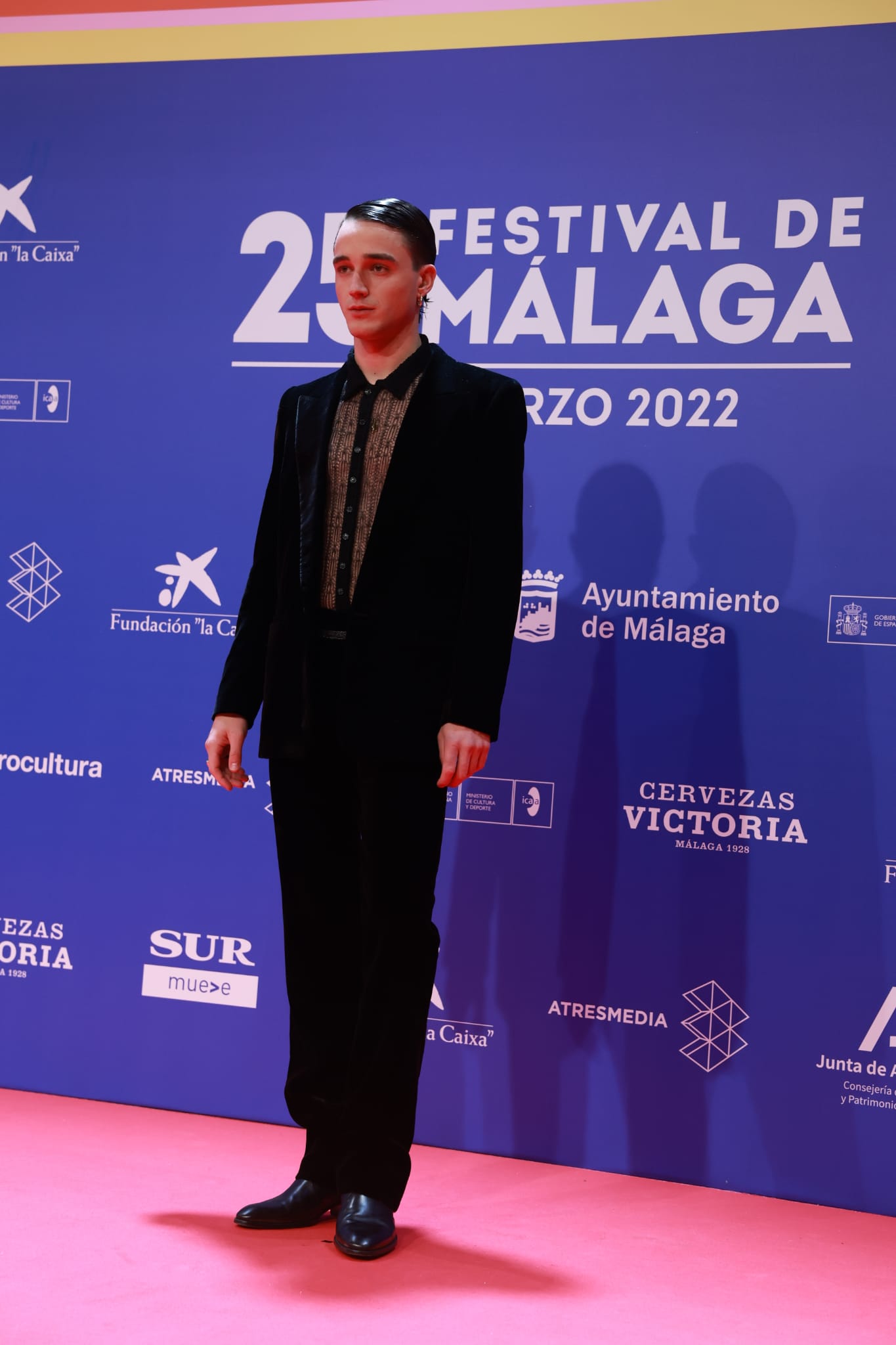 En esta 25 edición el sector masculino ha marcado un antes y un después sobre la 'red carpet'. Por suerte, han sido muchos los actores que se han desmarcado del 'uniforme' -véase traje oscuro con camisa blanca- y han dado un golpe de efecto. Entre ellos Pol Granch,con traje de terciopelo de Saint Laurent y camisa de encajes con transparencias. "Me gusta que me quieran y diferenciarme", dejó claro. 