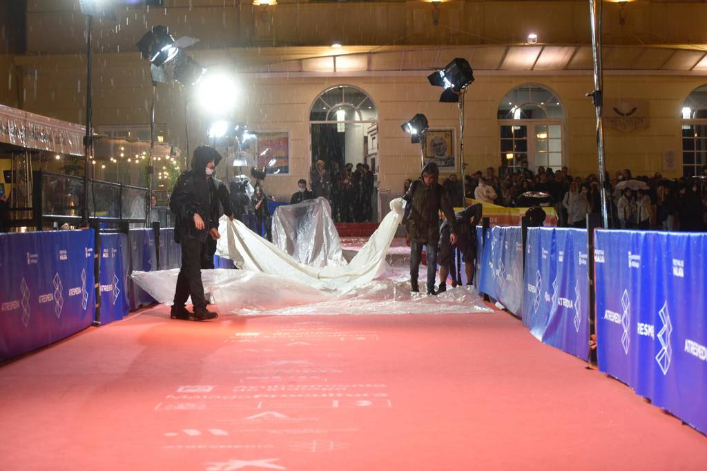 La alfombra roja del domingo volvió a estar animada, aunque deslucida por la lluvia 