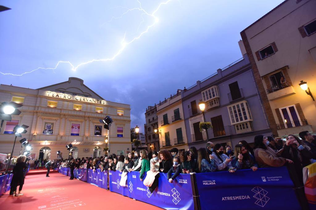 La alfombra roja del domingo volvió a estar animada, aunque deslucida por la lluvia 