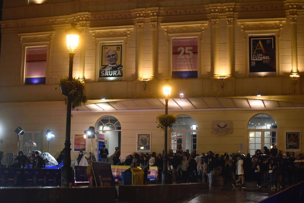 La lluvia y los rayos también sorprendieron a los espectadores del Festival de Málaga que esperaban en el Teatro Cervantes 