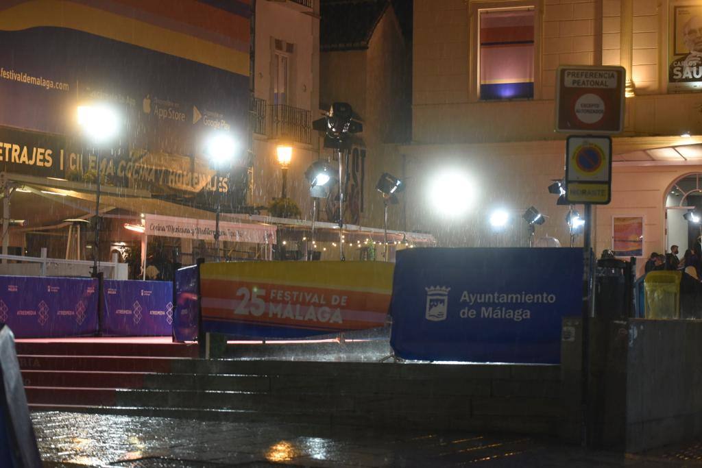 La lluvia y los rayos también sorprendieron a los espectadores del Festival de Málaga que esperaban en el Teatro Cervantes 