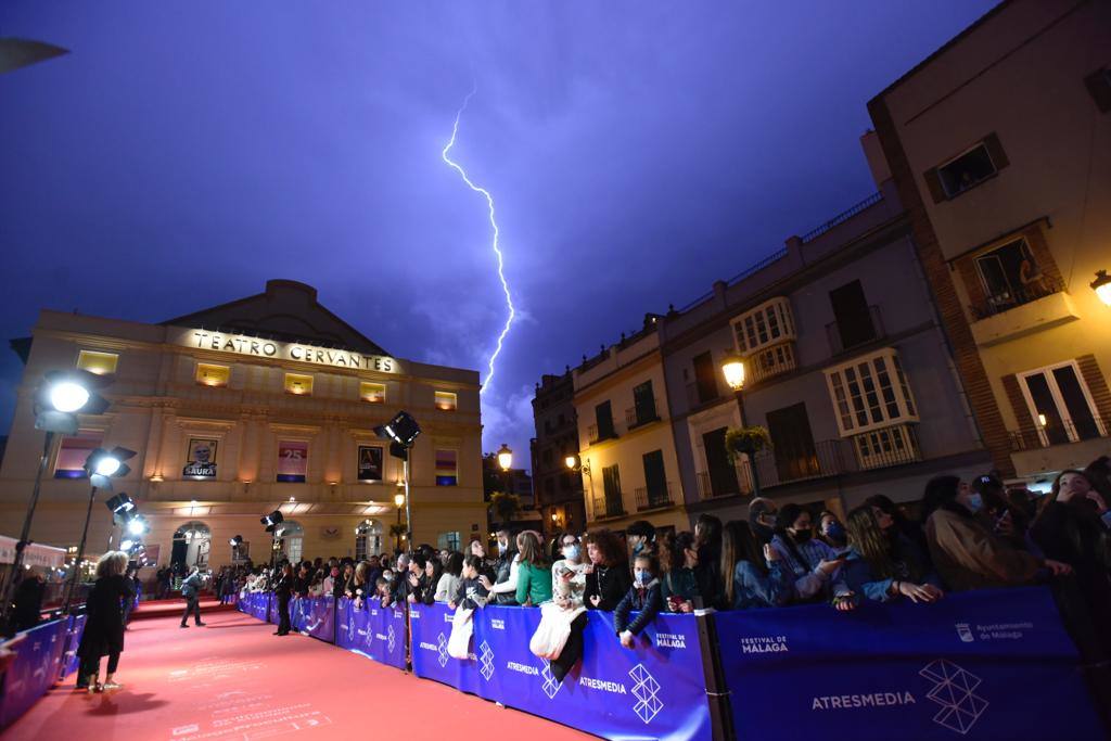 La lluvia y los rayos también sorprendieron a los espectadores del Festival de Málaga que esperaban en el Teatro Cervantes 