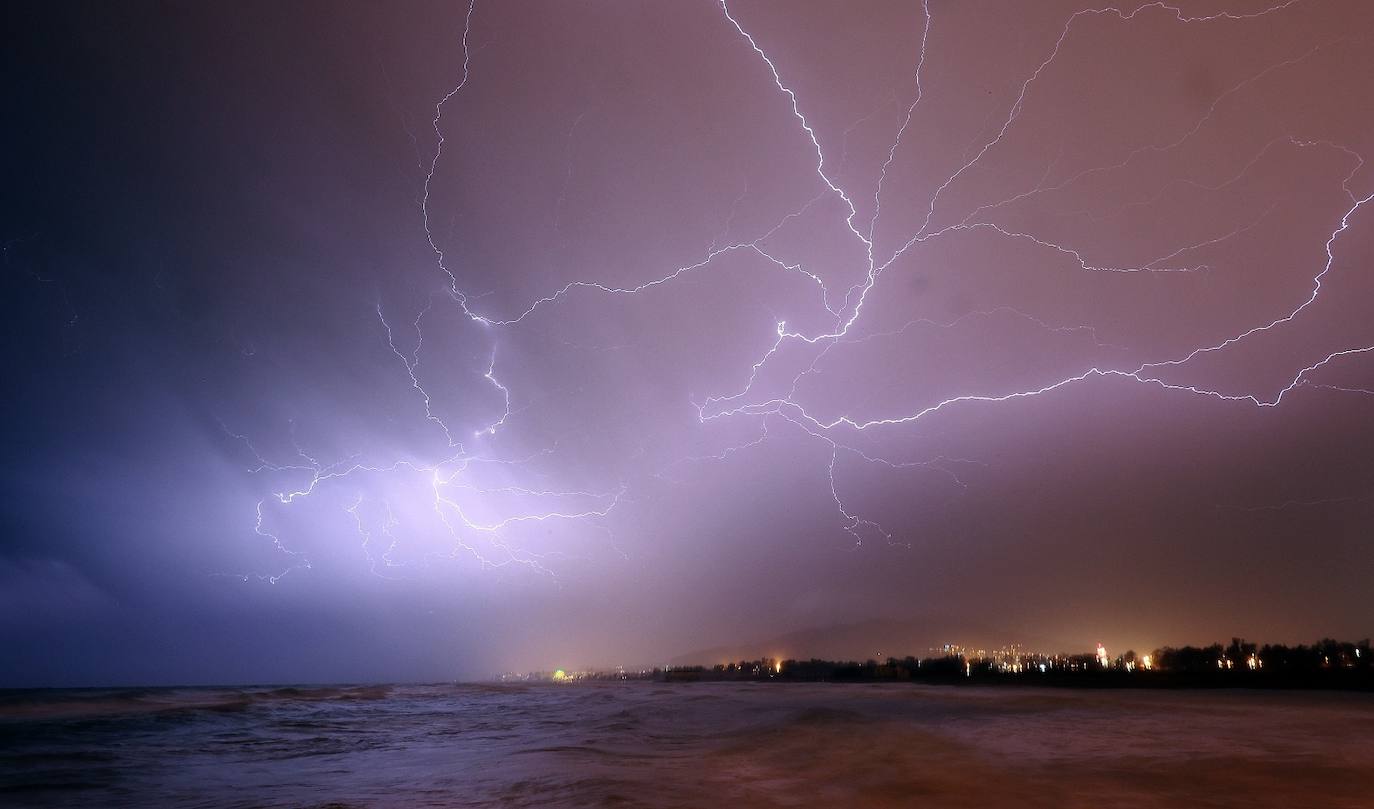 Espectacular cielo iluminado por los rayos en Guadalmar