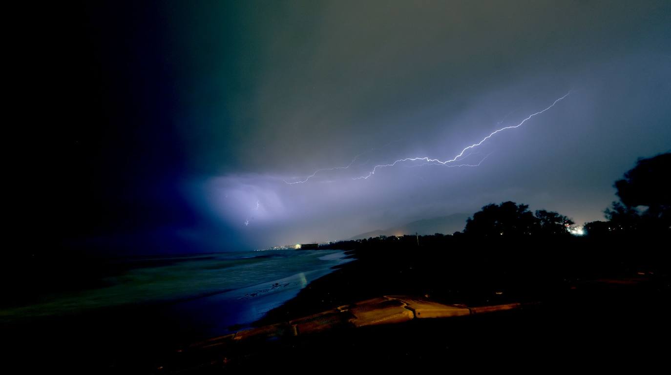 Espectacular cielo iluminado por los rayos en Guadalmar