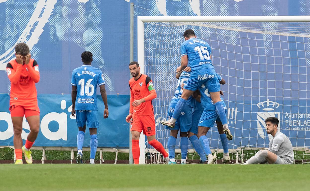 Los jugadores del Fuenlabrada celebran el gol ante la tristeza de Kevin, Lombán y Dani Barrio. 