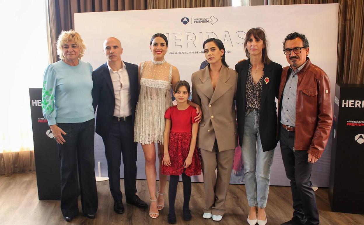 Productores y elenco de 'Heridas', la próxima serie de Atresmedia. 