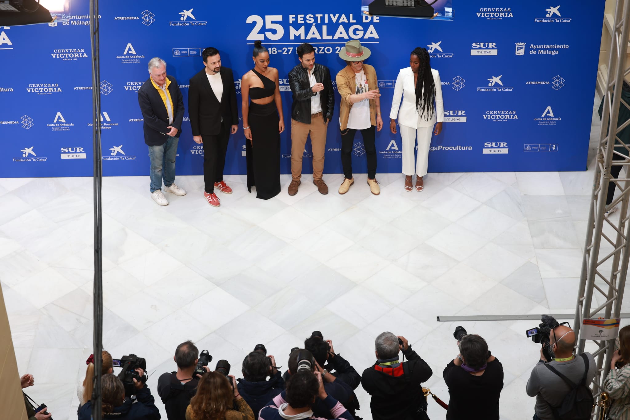 Photocall con el equipo de la película 'La piel en llamas', de David Martín Porras