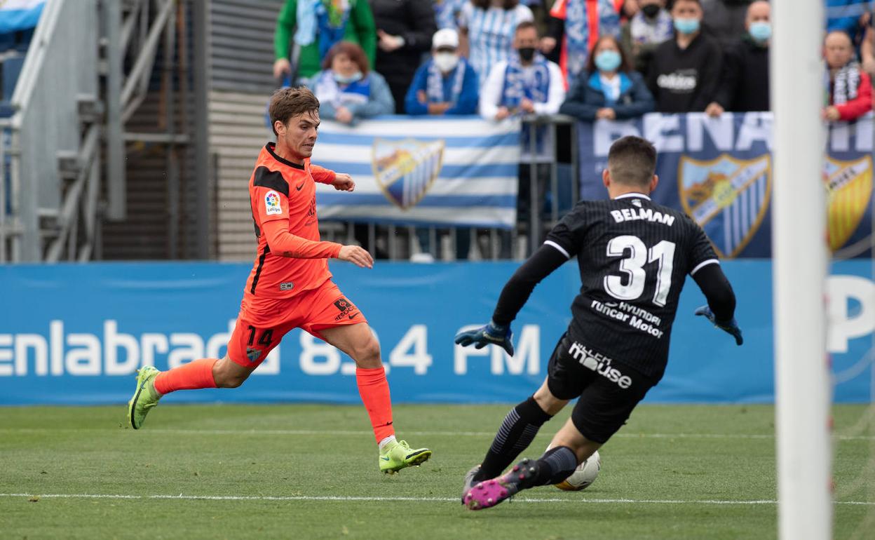 Febas intenta llegar a un balón antes que el rival durante el partido del pasado sábado contra el Fuenlabrada.