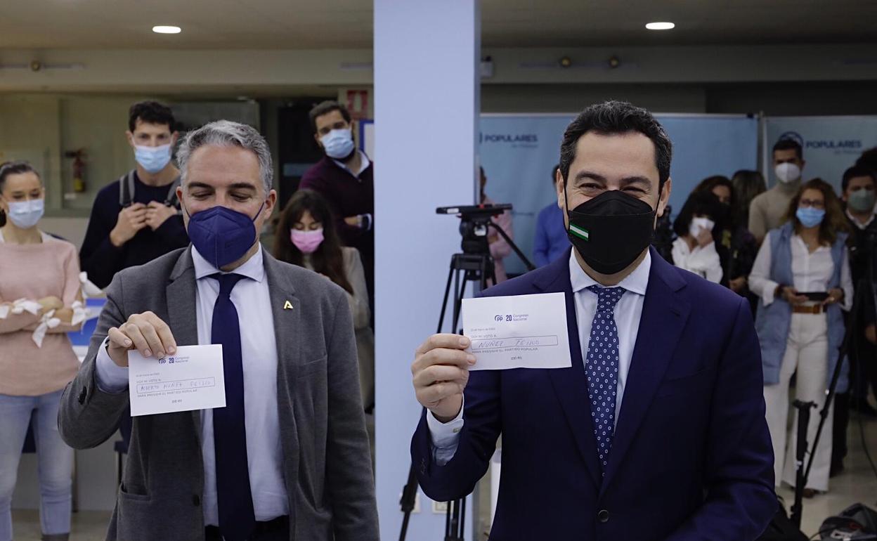 Juanma Moreno y Elías Bendodo depositan su voto a favor de Núñez Feijóo, en la sede provincial del PP. 