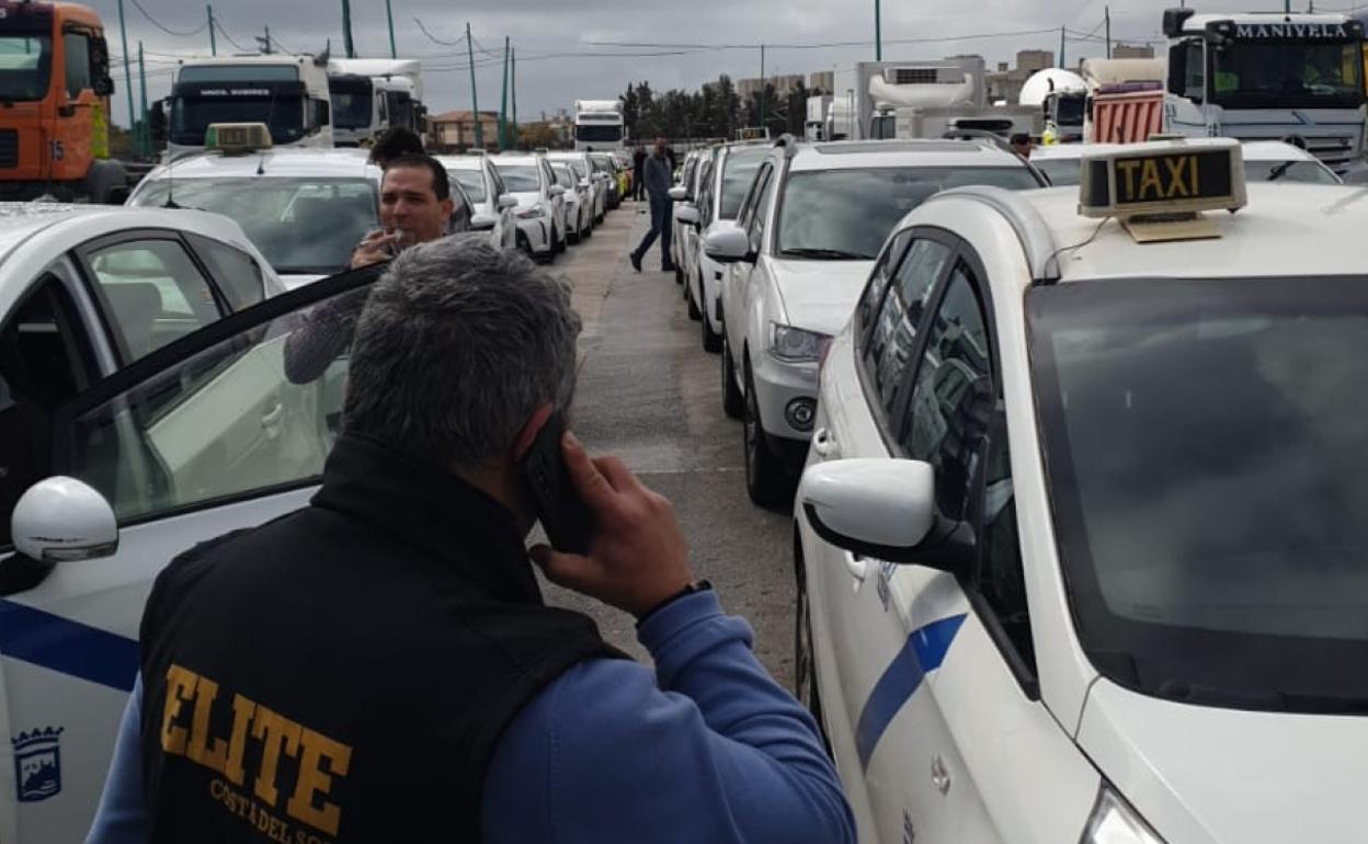 Taxistas, en el recinto ferial antes de iniciar la marcha convocada por los camioneros. 