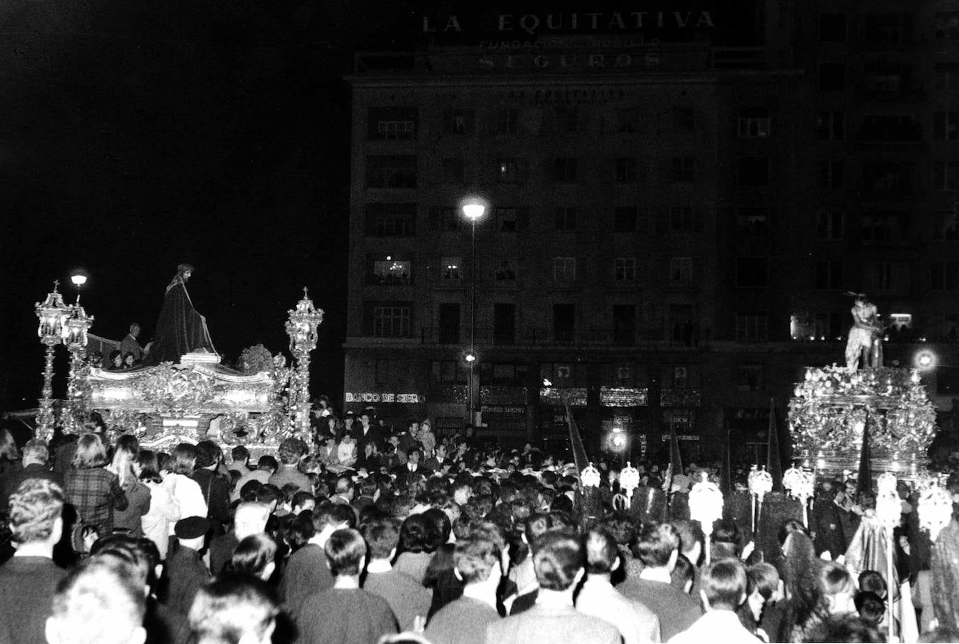 1966. Cruce de la Cofradía de los Gitanos con la Hermandad de los Estudiantes que se producía en la zona de la Alameda Principal. 