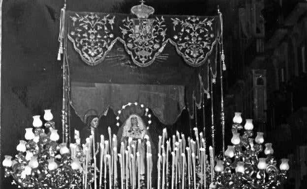 Años 50. La anterior imagen de la Virgen del Mayor Dolor, acompañada de San Juan, en el trono de madera dorada en el que procesionaba.