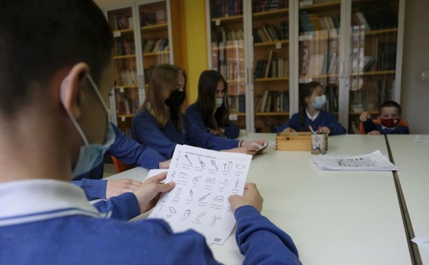 Refugiados ucranianos en clase de castellanización.