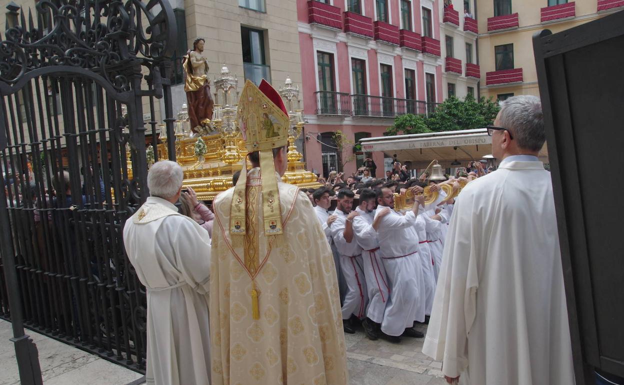 El obispo, Jesús Catalá, presenció el paso del Resucitado por la Catedral en 2019. 