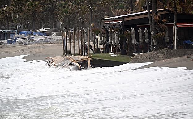 Restaurante Trocadero en la playa de Nagüeles, afectado por el temporal