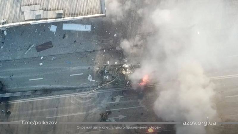 Un vehículo ruso atacado por las fuerzas de Ucrania en Mariúpol. 