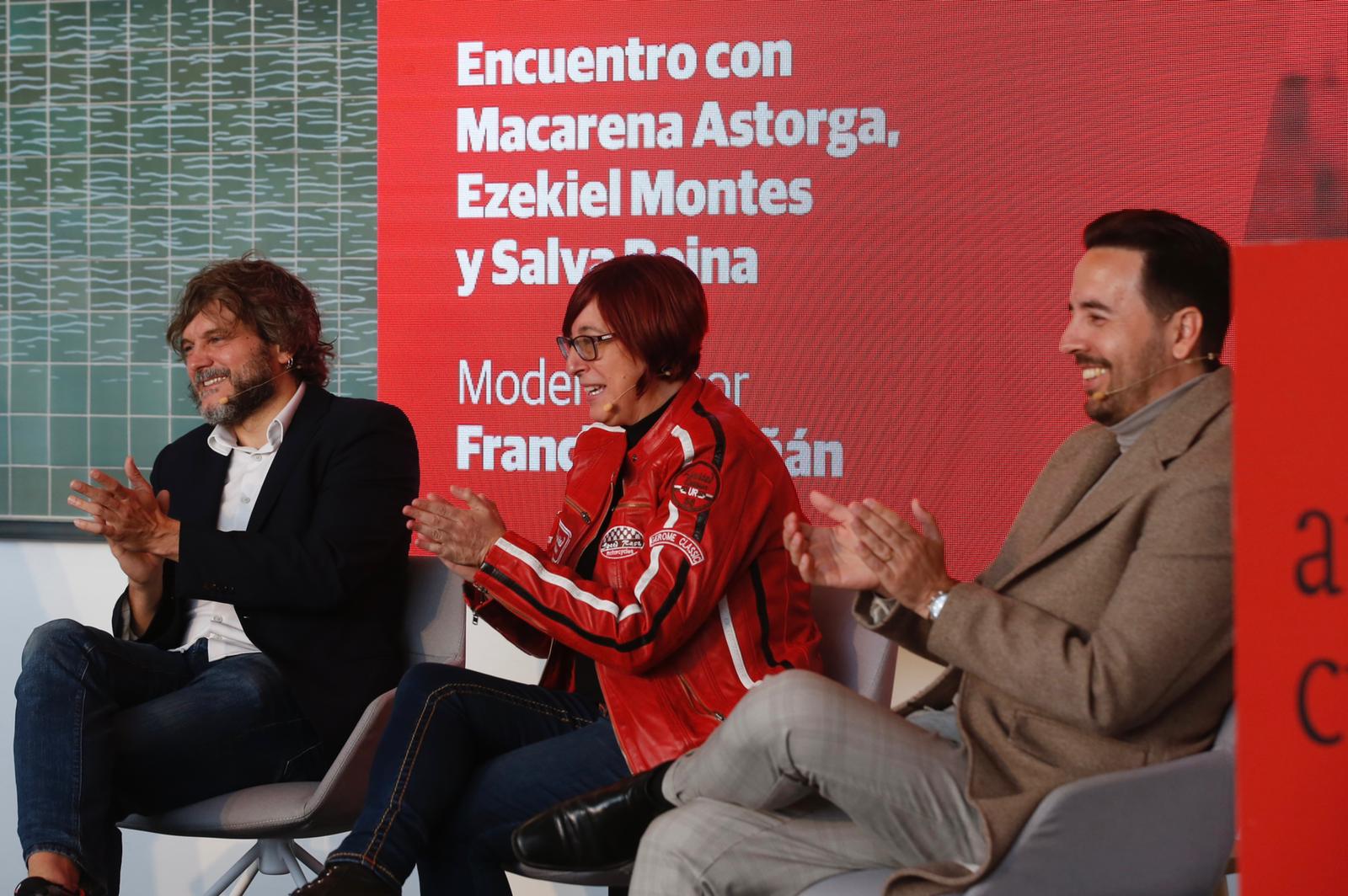 Macarena Astorga, Ezekiel Montes y Salva Reina protagonizaron un encuentro en la fábrica de Cervezas Victoria