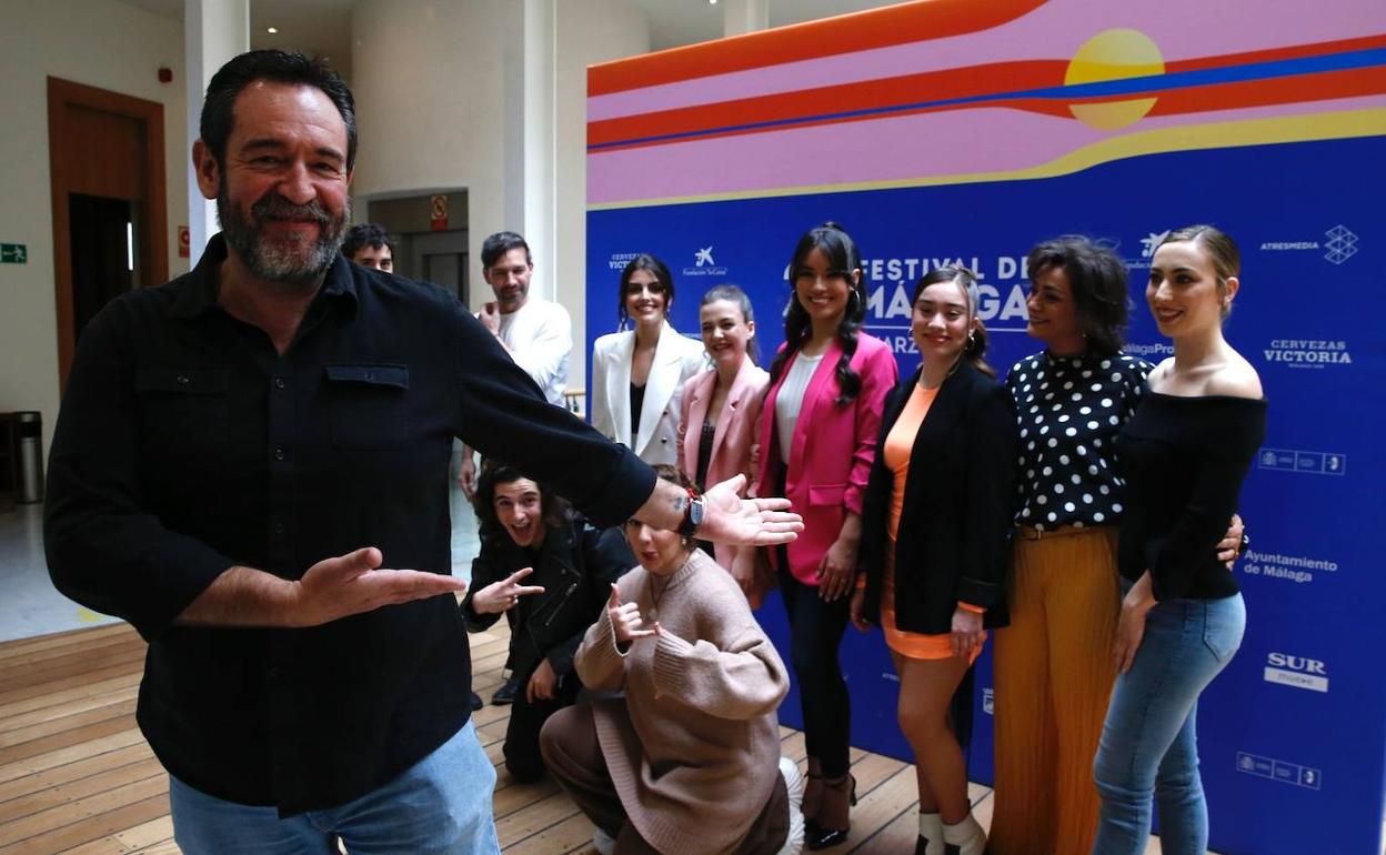 Enrique García, con el elenco del largometraje 'Te deseamos todos' .