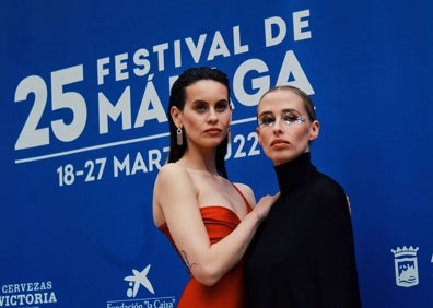 Imagen secundaria 1 - En la primera foto, Productores y actores de 'Toscana', en el photocall de Muelle Uno. En la segunda, Milena Smit y Olivia Baglivi, protagonistas de la primera película de Luc Knowles, 'Libélulas'. En la última, Los actores ganadores del premio de Maribel Yébenes, Nacho Yanes y Paloma Bloyd. 