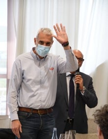 Imagen secundaria 2 - En la primera foto, Alberto Camas, presidente Presidente del Club de Balonmano Trops Málaga, se dirige a los empresarios. En la segunda, algunos de los empresarios recorriendo las instalaciones de Trops. En la última, el entrenador Quino Soler. 