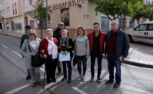 Imagen principal - Familiares y amigos, frente a la fachada del Mario Eva y más imágenes históricas. 