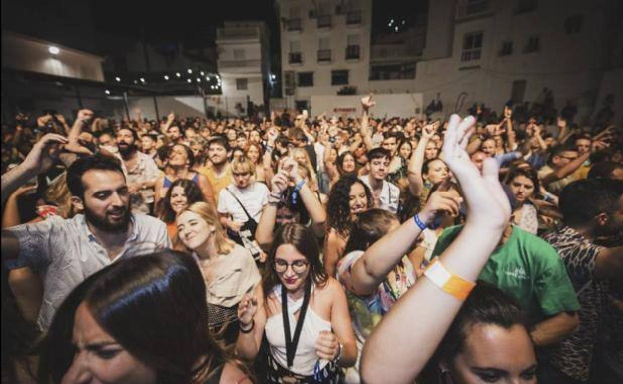 Foto de archivo del público disfrutando del Ojeando Festival. 
