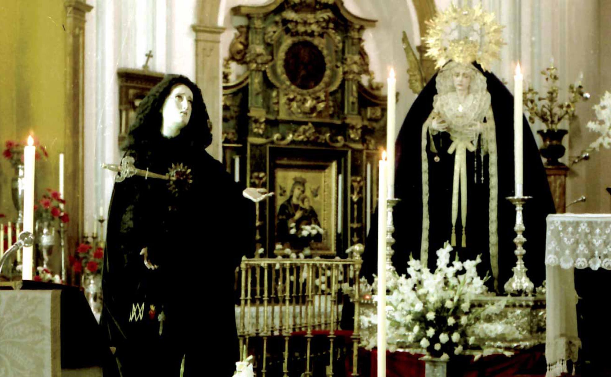 La Virgen de los Dolores de Servitas, en el altar mayor de la parroquia de San Felipe Neri. Al fondo, la imagen de la Virgen del Patrocinio, de la Hermandad de la Salutación. .
