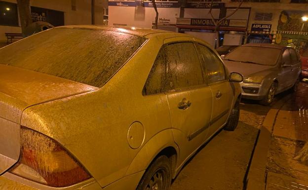 Los coches cubiertos de barro de madrugada. 