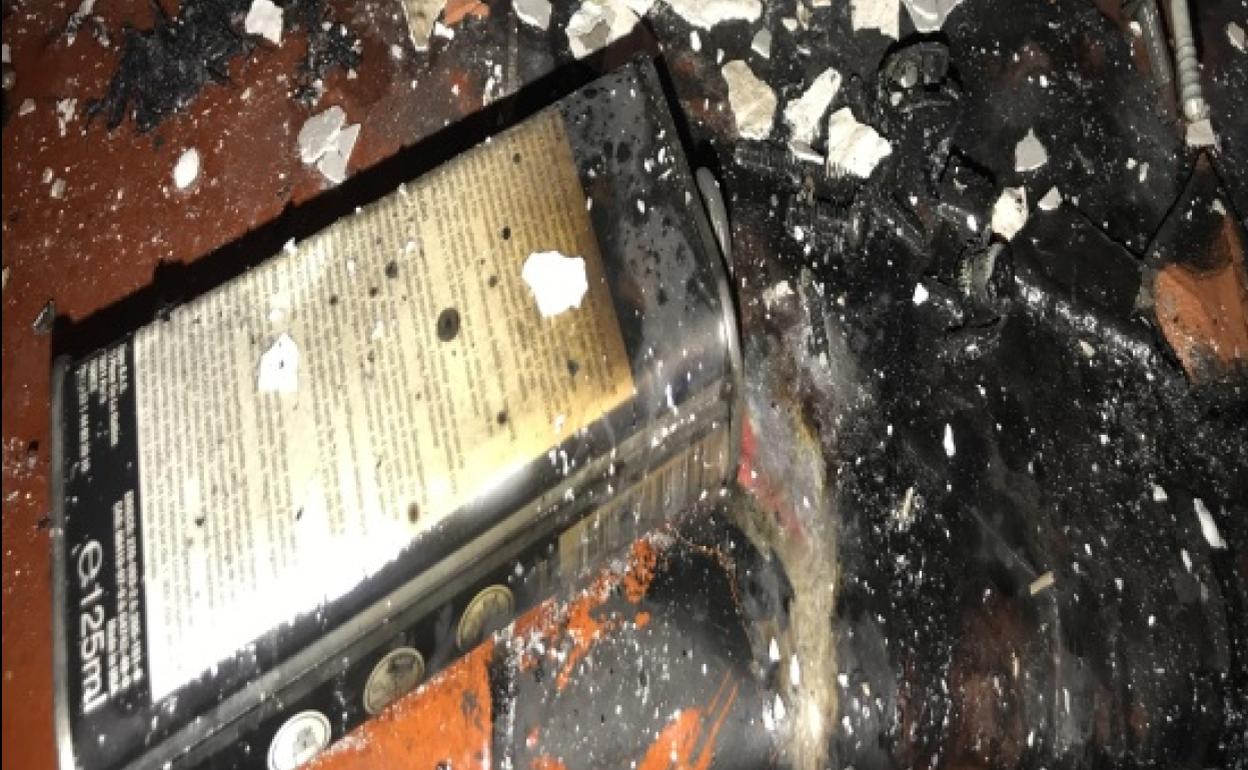 Imagen de la lata de líquido inflamable localizada en su habitación. 
