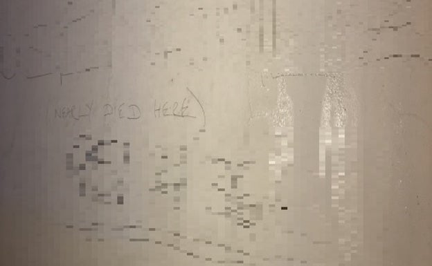 Imagen de la pintada que dejó en la fachada del inmueble, en la que escribió en inglés: «Casi muero aquí». 