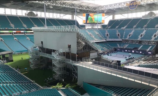 El operativo con una grada portátil en el Hard Rock Stadium. 