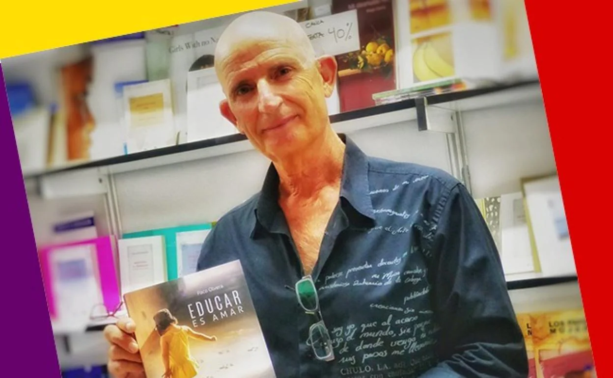 Paco Olvera, de 68 años, con un ejemplar de su libro. 