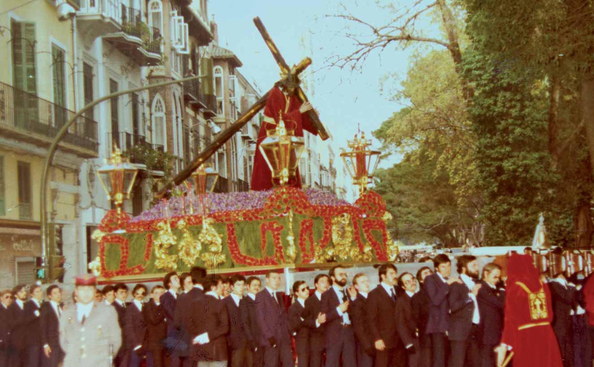 1978. El Nazareno de Viñeros, en un trono confeccionado a base de flores y tallas de madera, entra en la Alameda Principal para efectuar el recorrido oficial. 