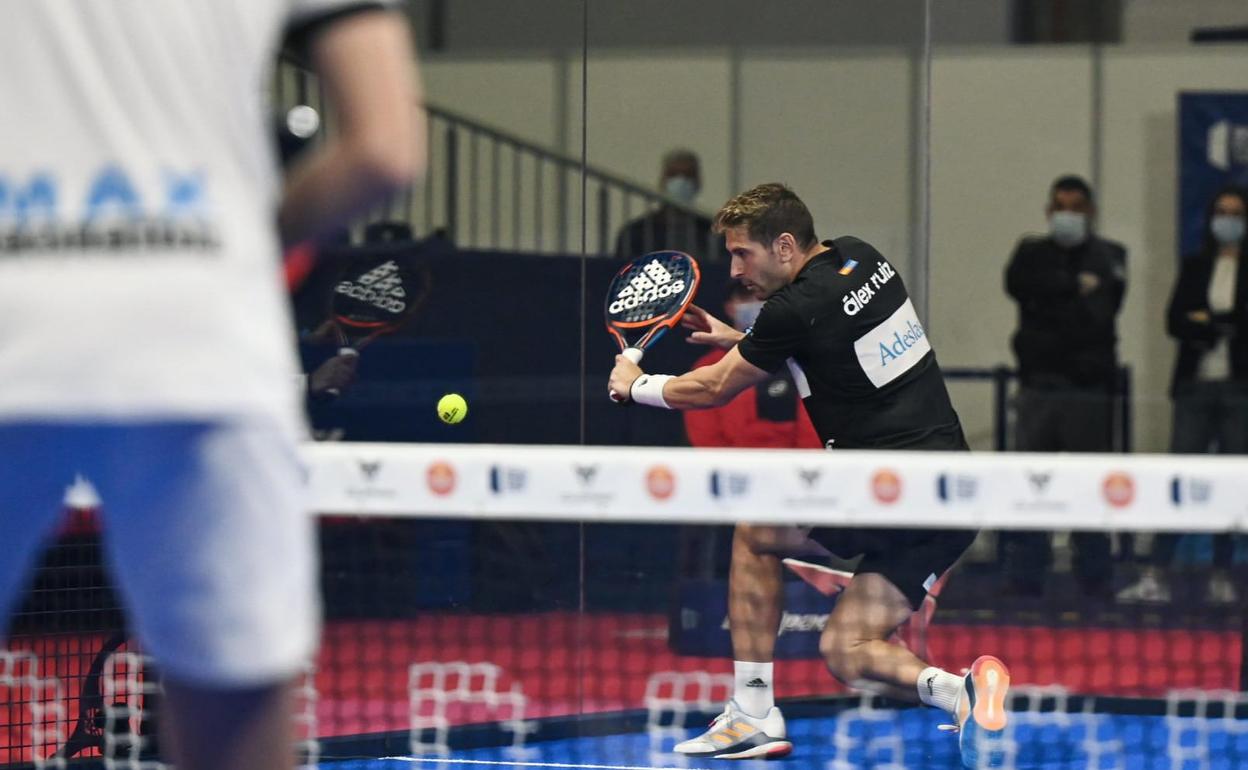 Álex Ruiz peleará este sábado por el pase a la final del Open de Vigo del World Padel Tour