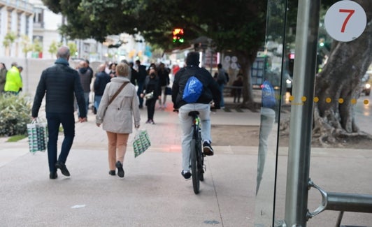 El carril bici de la Alameda Principal se pierde entre usuarios y peatones. 
