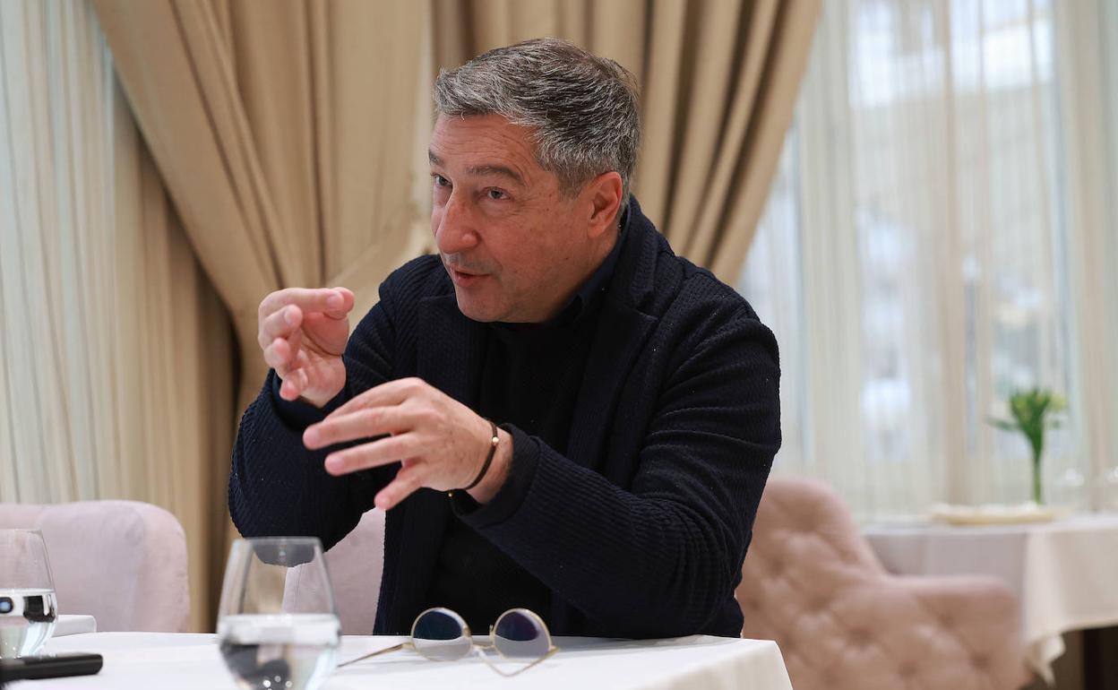 Joan Roca, durante la entrevista a SUR, en el Hotel Miramar