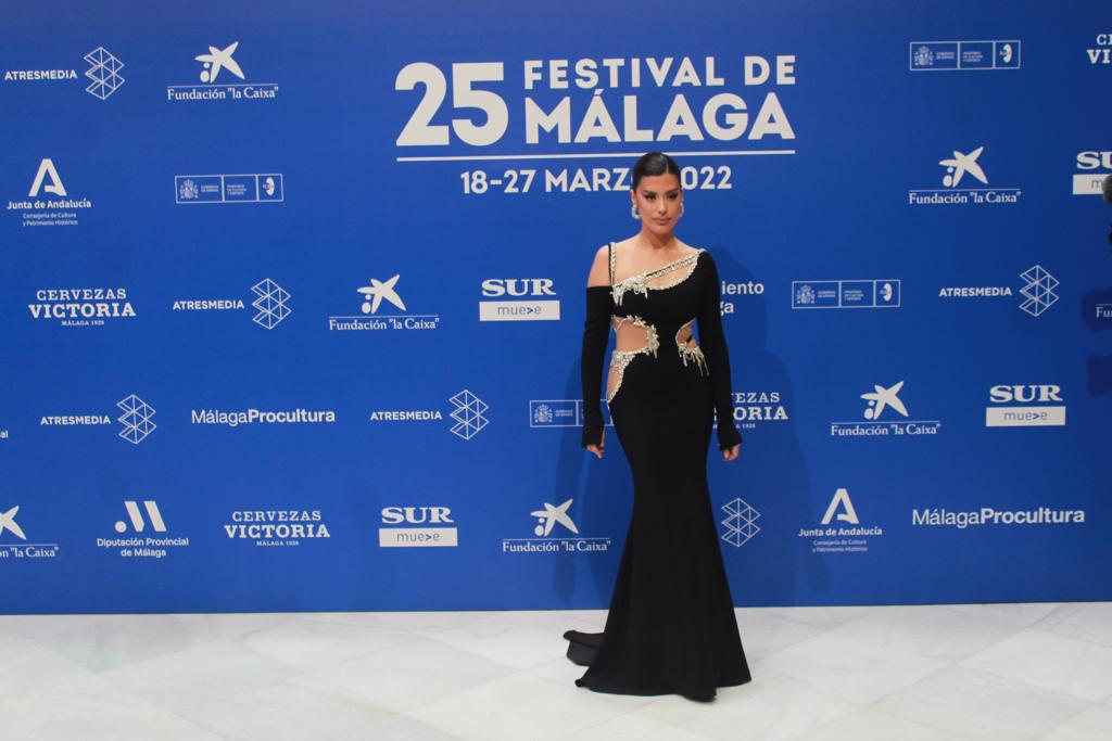 Dulceida fue una de las protagonistas de la noche. La influencer acudía al festival a entregar un premio y se mostró muy ilusionada. Su look es de esos que o amas o odias, pero lo que es innegable es que acaparó miradas. Eligió un sofisticado diseño negro de silueta sirena y efecto 'cut out' con pedrería de su firma de cabecera: Ze García.