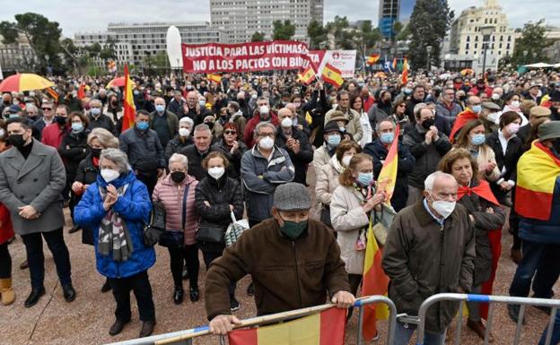 Miles de personas en la manifestación convocada por la Asociación Víctimas del Terrorismo (AVT)