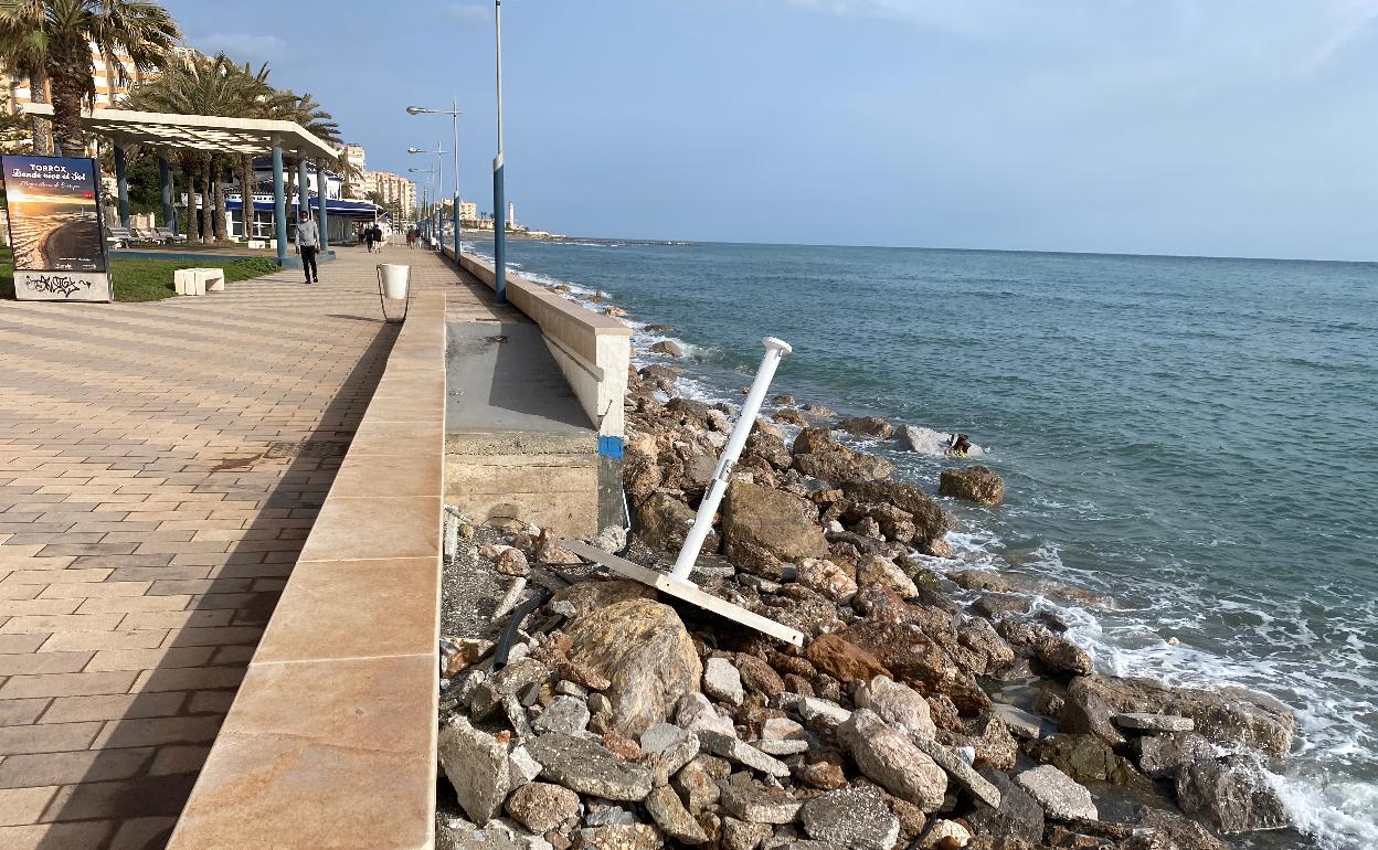 Imagen de los daños en la torroxeña playa de Ferrara, este sábado. 