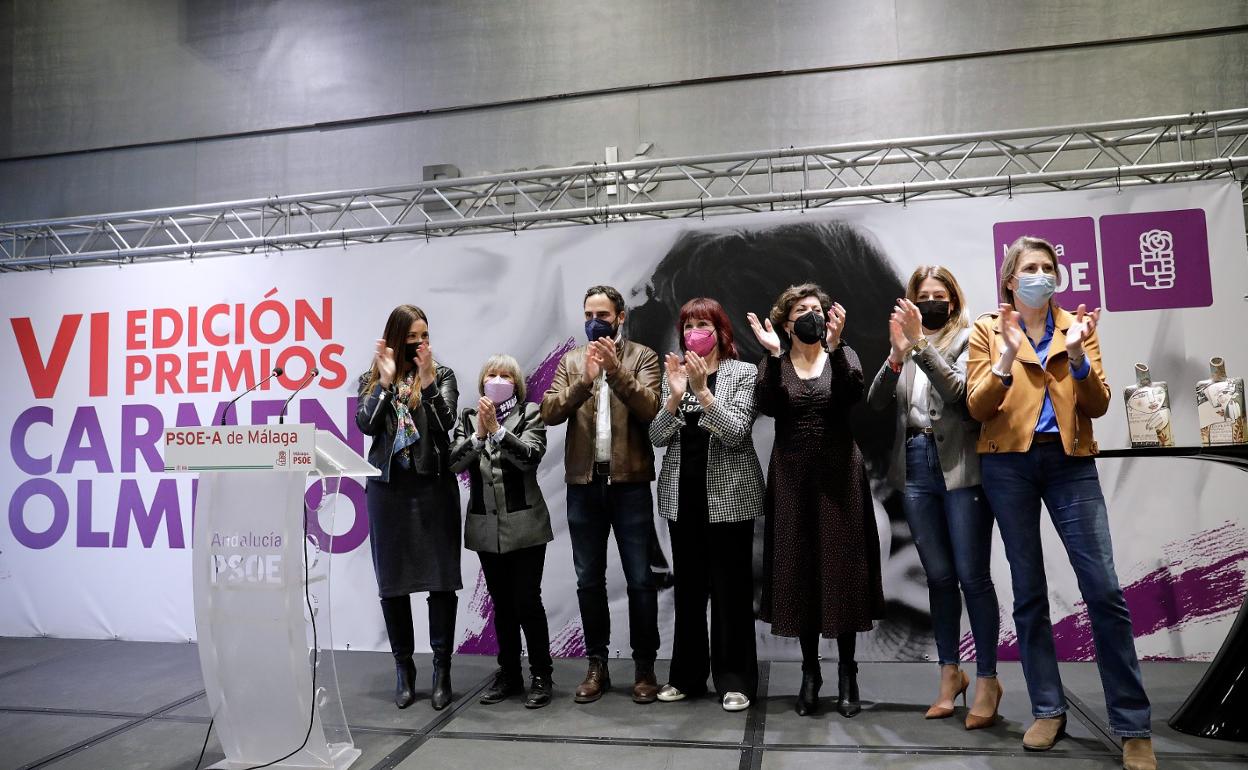 Foto de familia con dirigentes del PSOE de Málaga y las premiadas. 