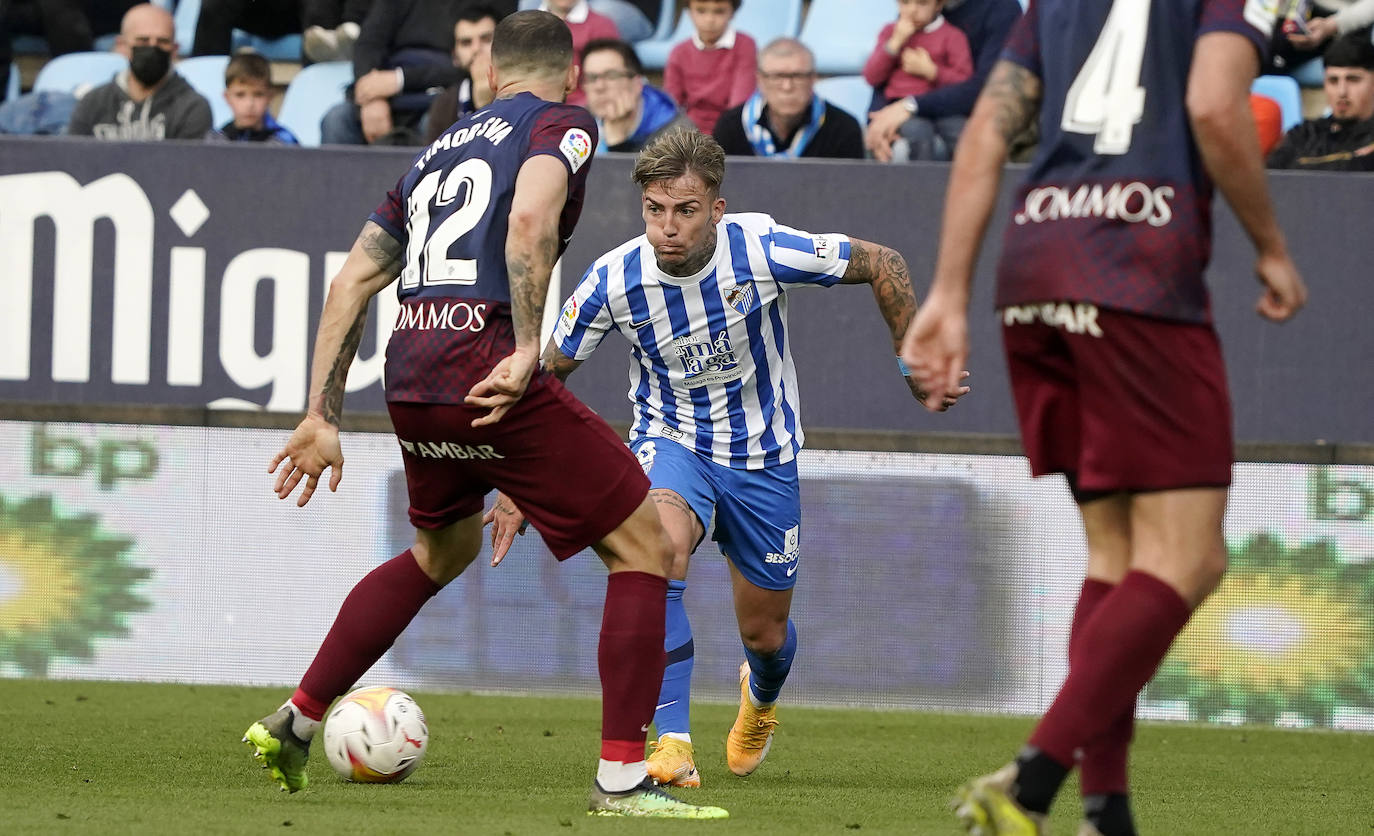 Derrota del Málaga en casa ante el Huesca (0-2). 