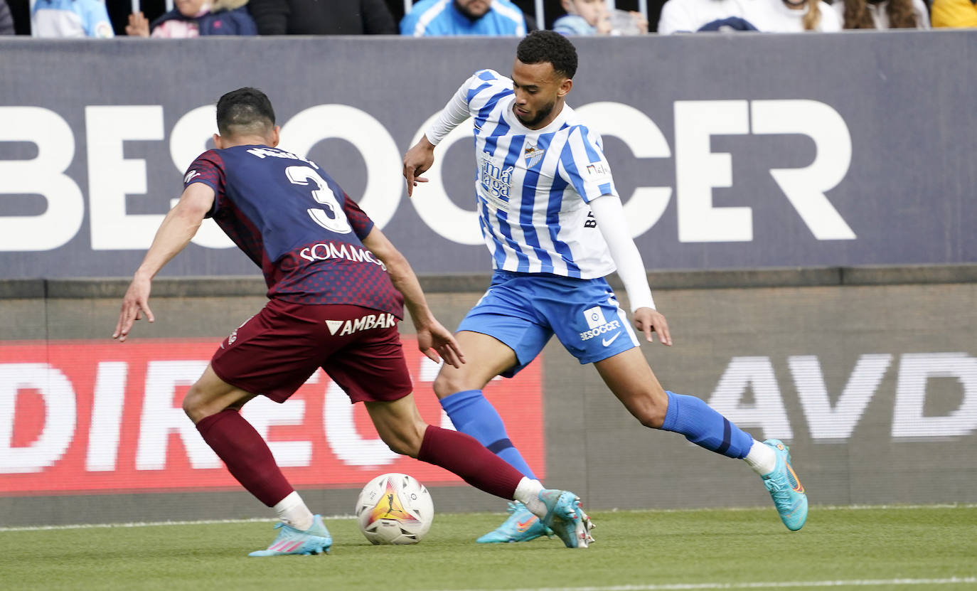 Derrota del Málaga en casa ante el Huesca (0-2). 