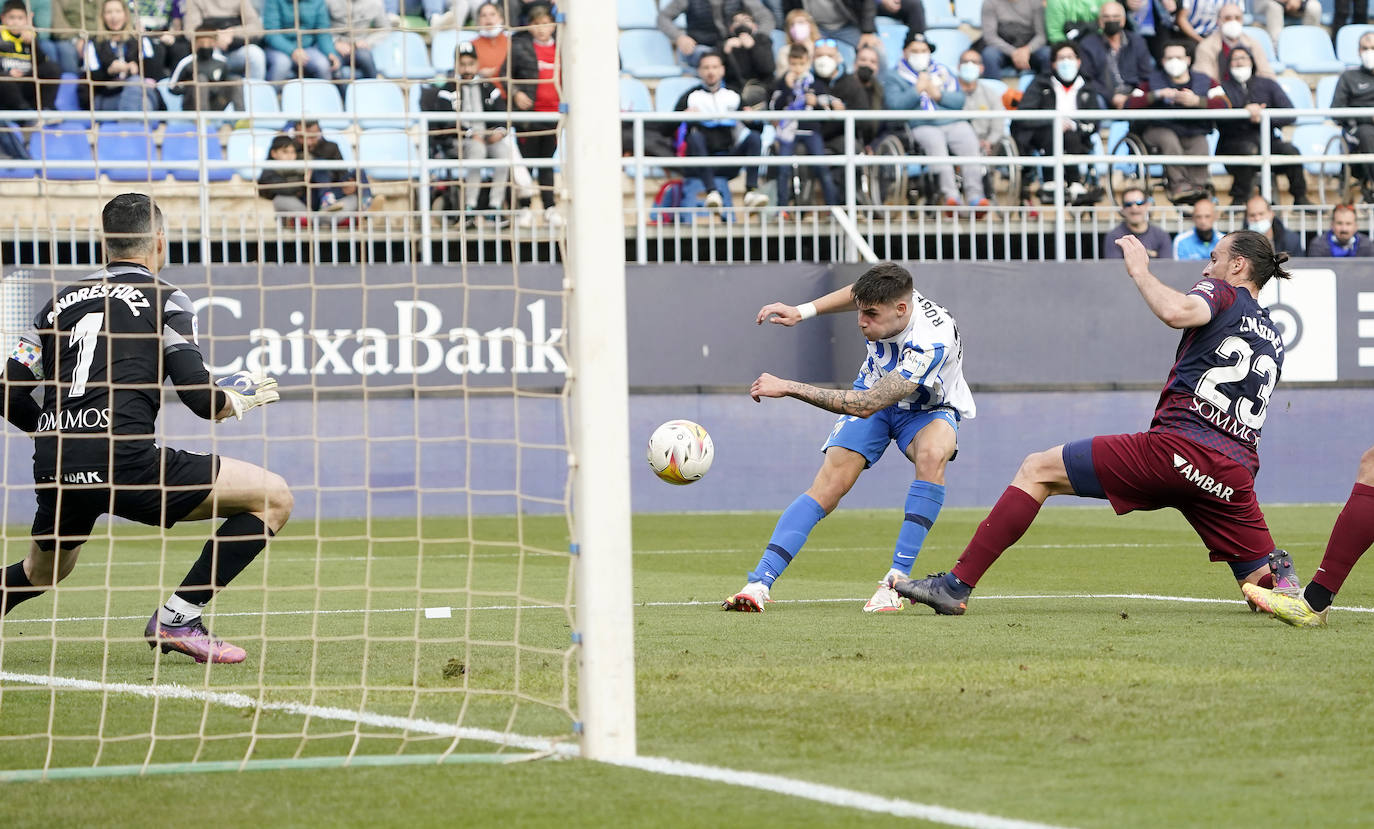 Derrota del Málaga en casa ante el Huesca (0-2). 