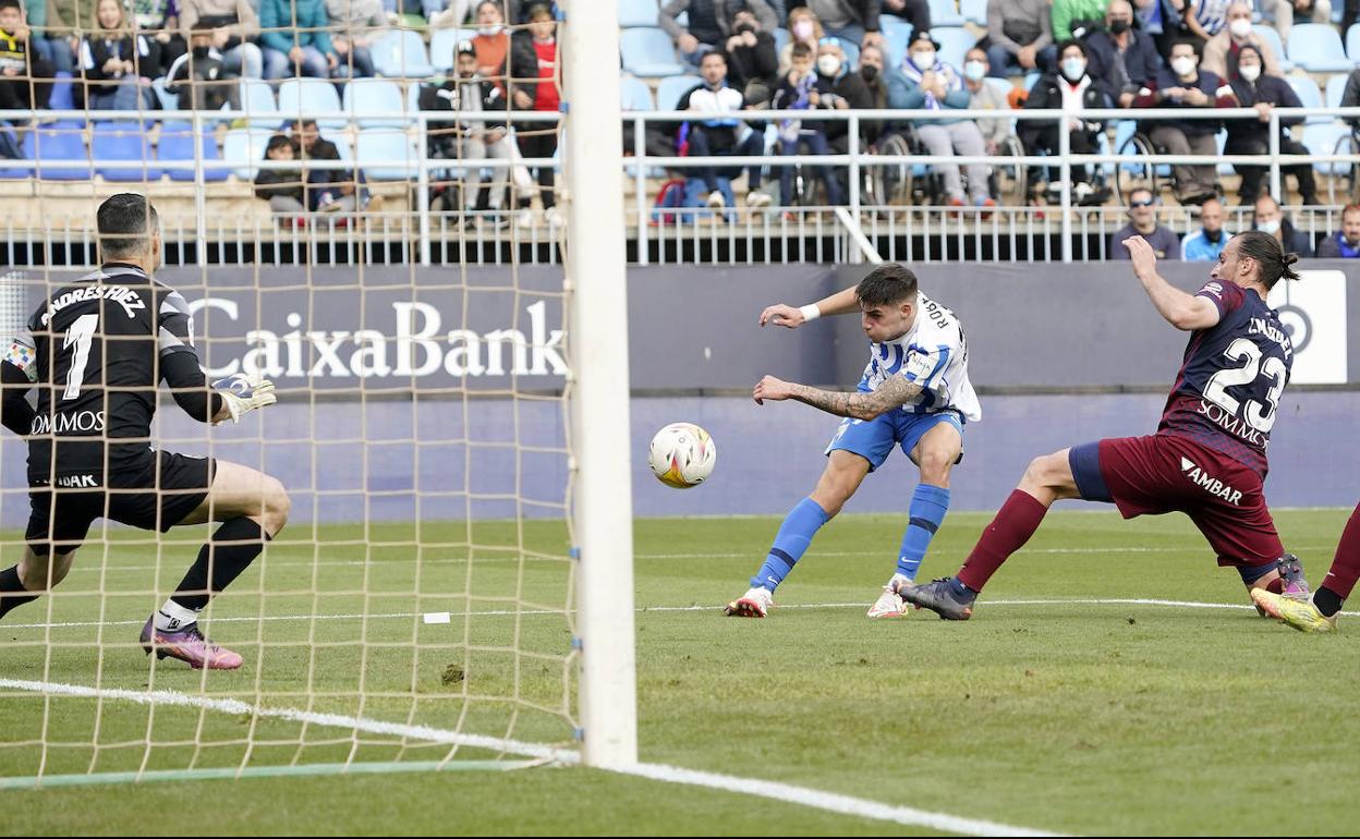 Roberto dispuso de una buena oportunidad para adelantar al Málaga en la primera parte.