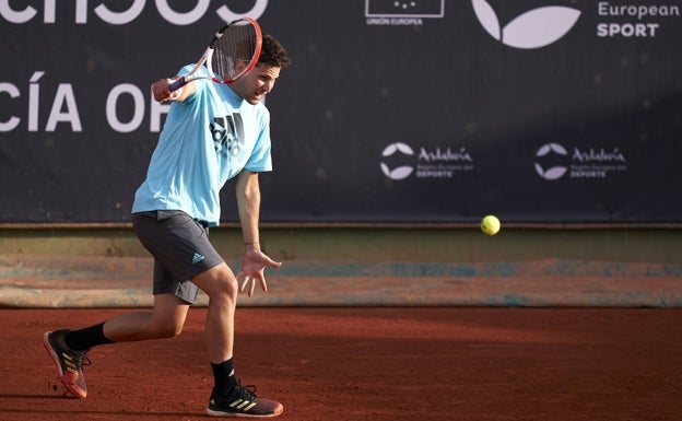 Dominic Thiem se ejercita en las pistas de Puente Romano antes de su debut este lunes ante Cachín. 