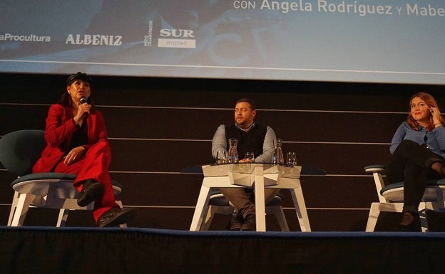 Mabel Lozano, Iván Gelibter y Ángela Rodríguez, durante el debate posterior a la proyección. 