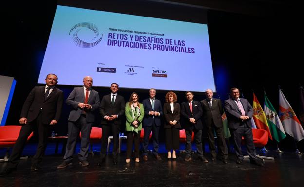 Foto de familia de la cumbre de diputaciones provinciales.