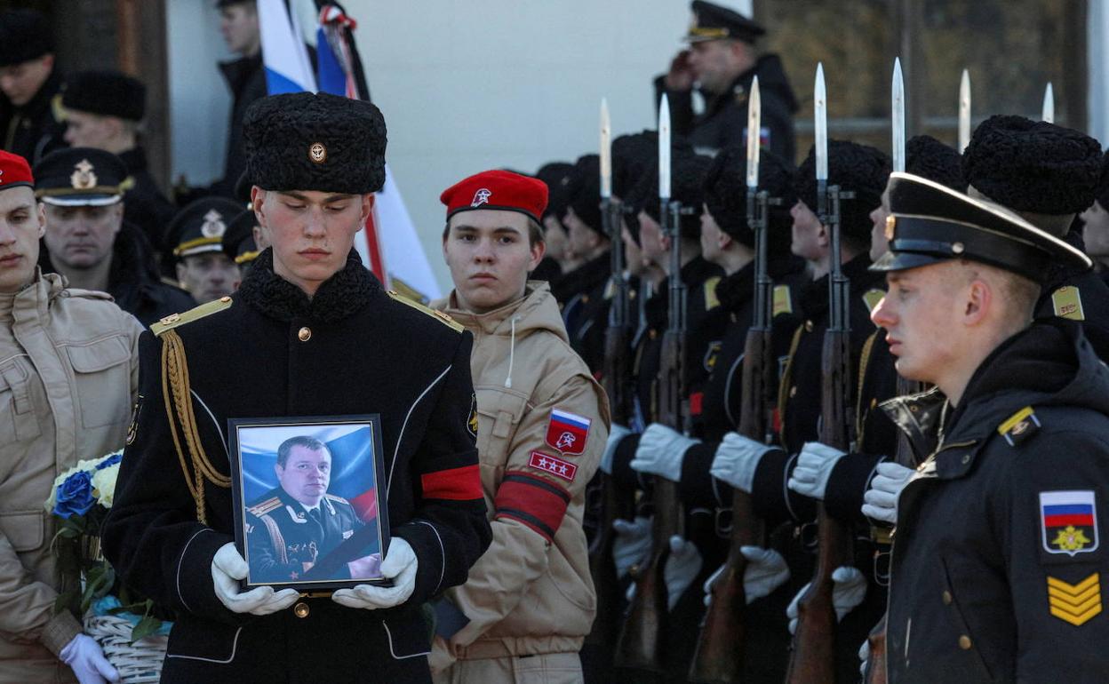 Marines rusos asisten en Sebastopol al funeral del subcomandante Andrei Paliy, número 2 de la flota del Kremlin en el Mar Negro. 